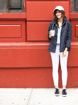Jen Jacob is wearing Mother "Mother Looker High-Rise Ankle Fray Jeans"