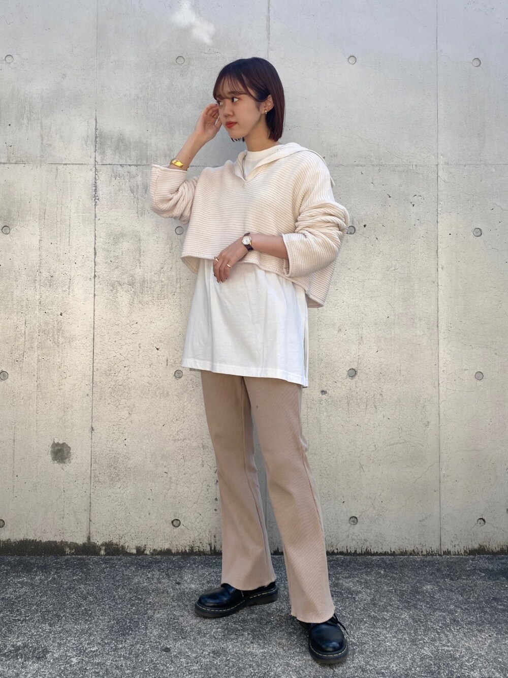 ホワイト系のニット/セーター、ホワイト系のTシャツ/カットソー、ベージュ系のその他パンツを着用したレディースの春コーディネートの1枚目の写真