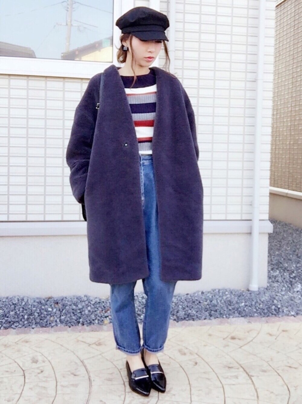 ブルー系のジャケット/アウター、その他のニット/セーター、ブルー系のデニムパンツを着用したレディースの冬コーディネートの1枚目の写真