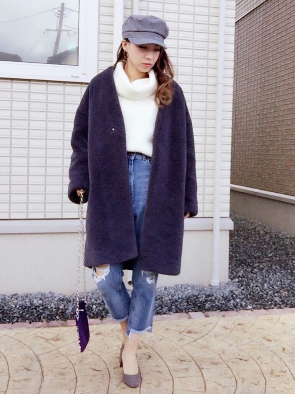 ブルー系のジャケット/アウター、ホワイト系のニット/セーター、ブルー系のデニムパンツを着用したレディースの冬コーディネートの1枚目の写真
