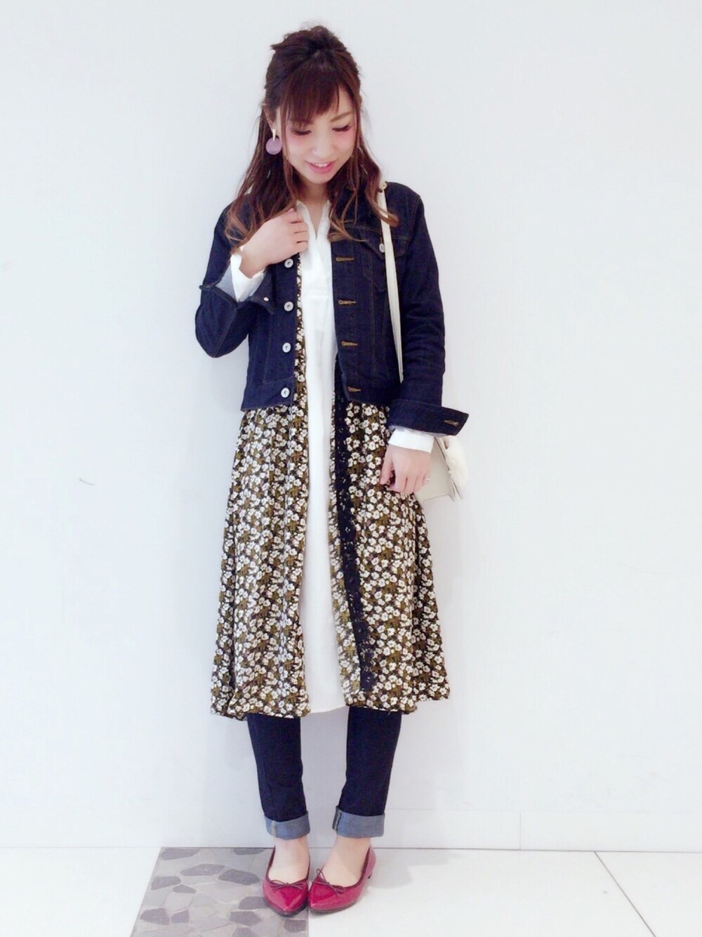 ブルー系のデニムジャケット、ブルー系のカーディガン/ボレロ、ホワイト系のシャツワンピースを着用したレディースの冬コーディネートの1枚目の写真