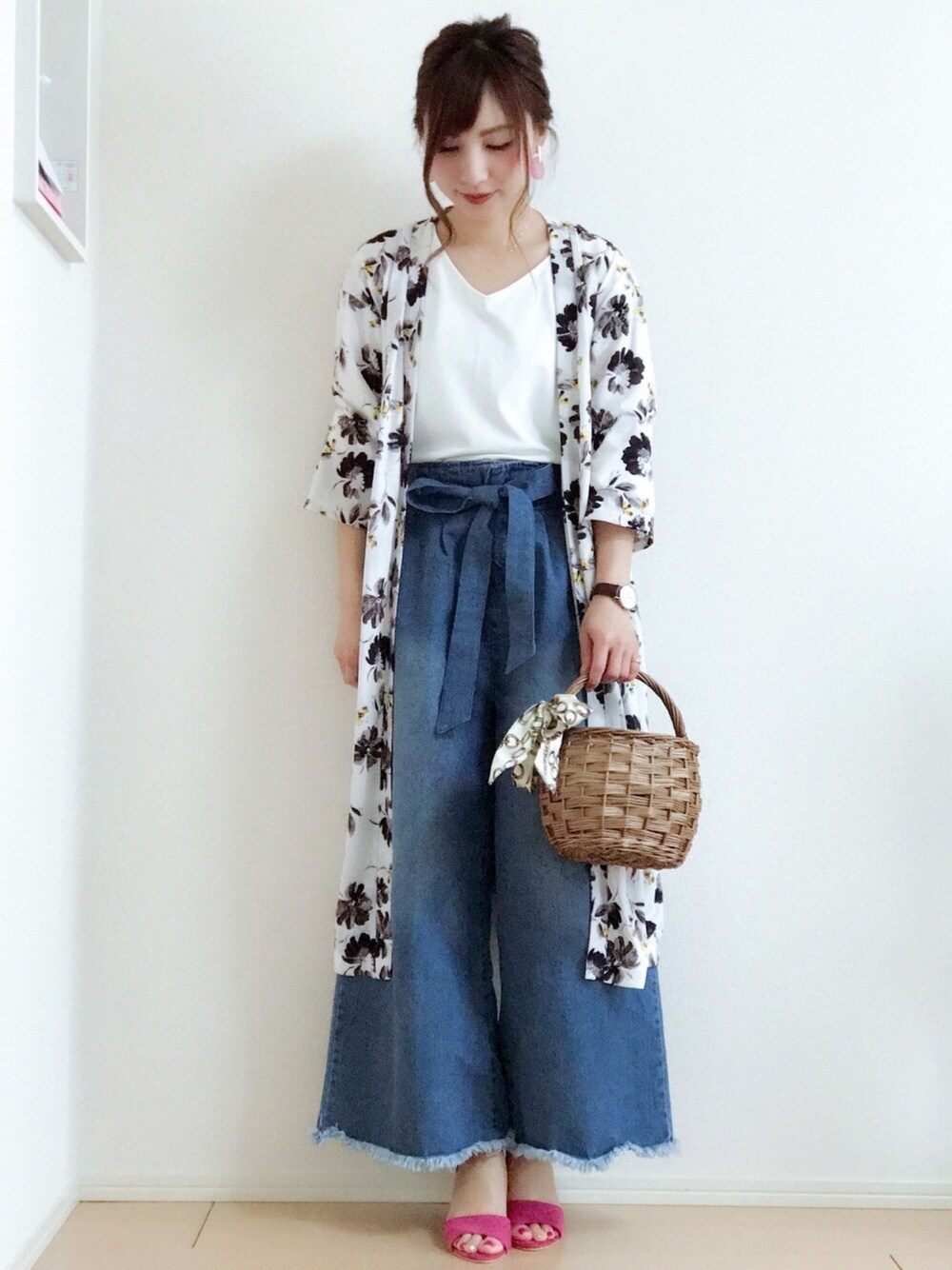 ホワイト系のカーディガン/ボレロ、ホワイト系のTシャツ/カットソー、ブルー系のデニムパンツを着用したレディースの春コーディネートの1枚目の写真