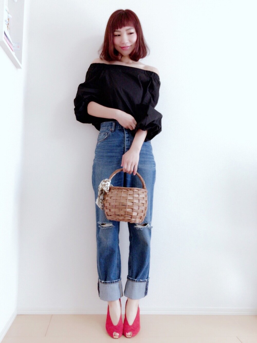 ブラック系のシャツ/ブラウス、ブルー系のデニムパンツ、ベージュ系のかごバッグを着用したレディースの春コーディネートの1枚目の写真