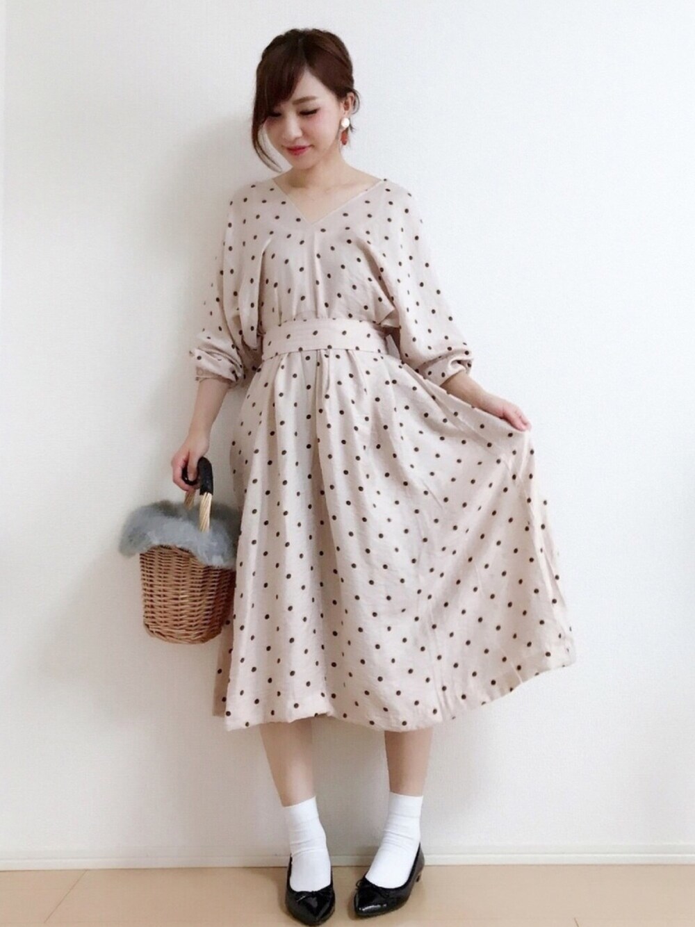 ベージュ系のワンピース、ブラック系のバレエシューズ、グレー系のトートバッグを着用したレディースの秋コーディネートの1枚目の写真