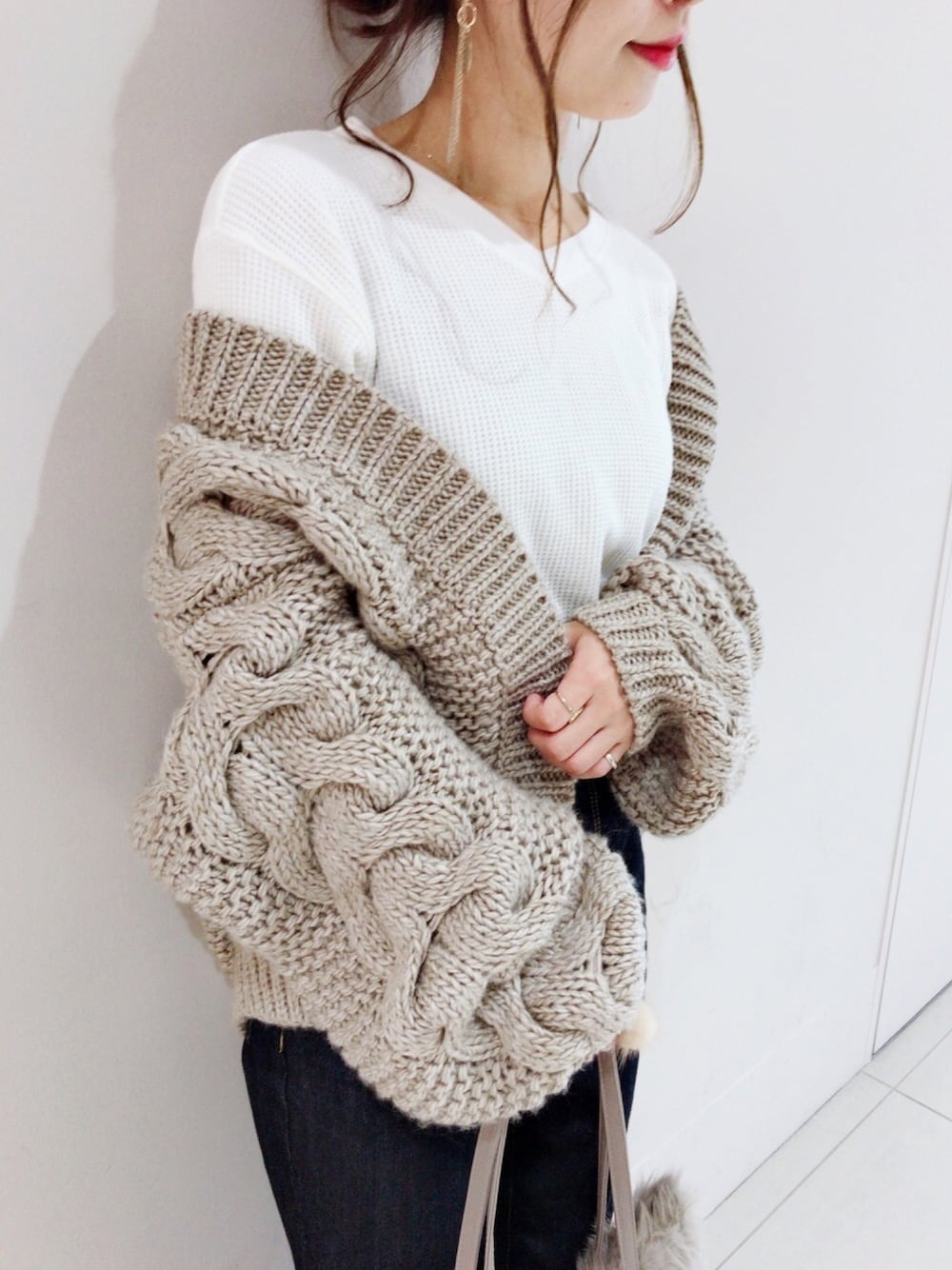 グレー系のカーディガン/ボレロ、ブルー系のデニムパンツ、ホワイト系のリングを着用したレディースの秋コーディネートの1枚目の写真