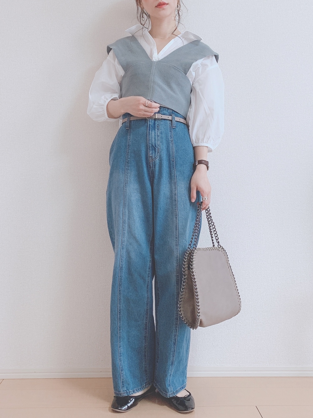 ブルー系のシャツ/ブラウス、ブルー系のデニムパンツ、ブラック系のバレエシューズを着用したレディースの春コーディネートの1枚目の写真