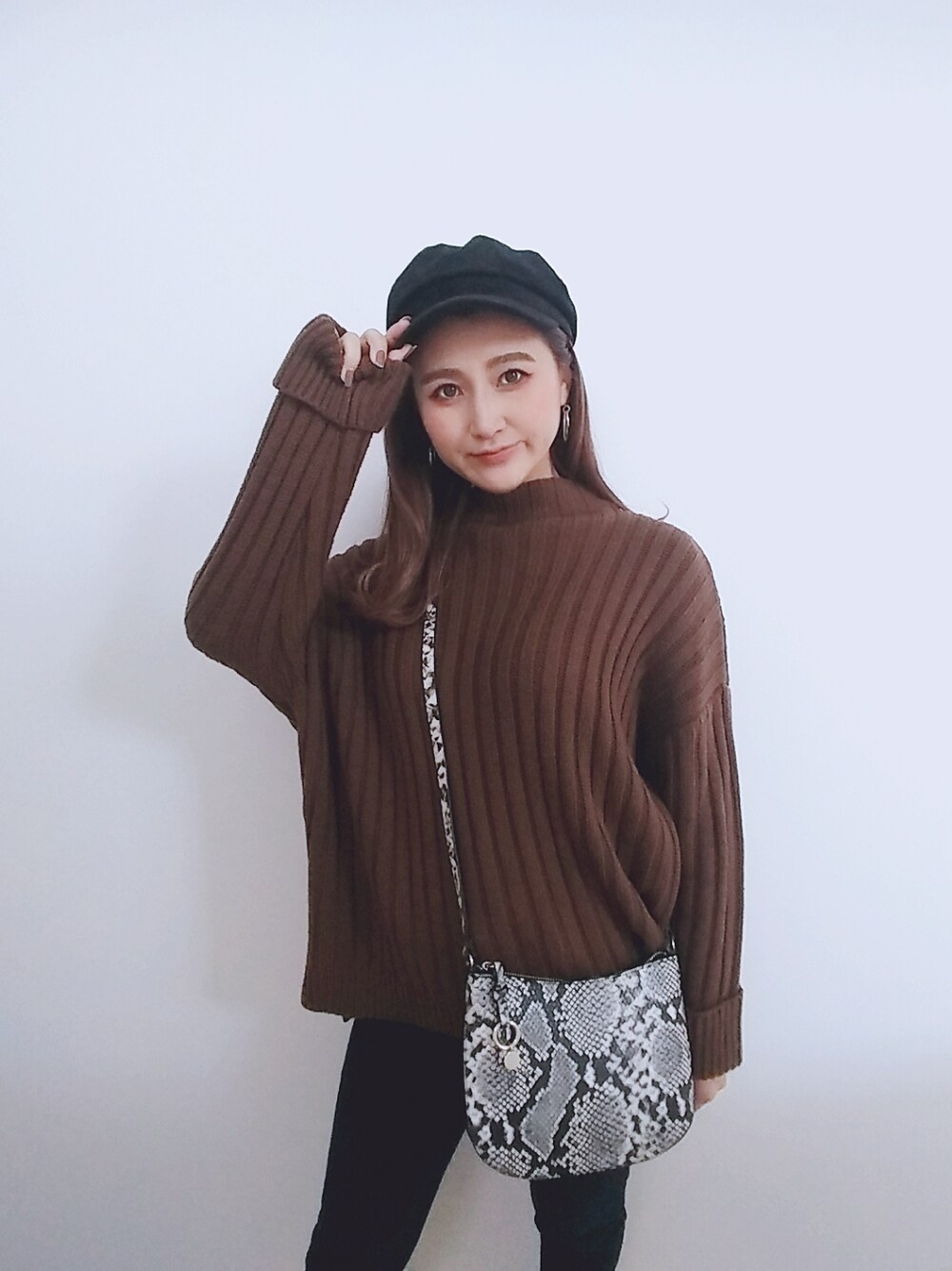 「ブラウン、キャスケット、ハイネック、ハイネックニット、ママコーデ、着まわし、パイソン柄、お洒落さんとつながりたい、ミニバッグ」｜「H&Mのアイテム（ショルダーバッグ、ブラック系）」を使った、MANAMI☪さん（レディース・156cm）の冬コーディネートの1枚目の写真