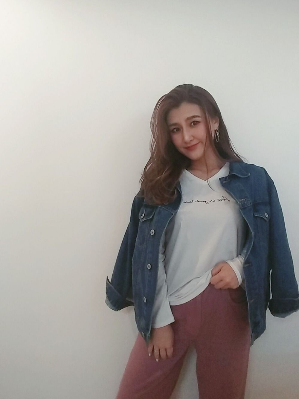 「パステル映える春、大人カジュアル、春、大人女子、デニムジャケット、いいね、save、フォローお願いします🤑、LEE、ピンク、パンツスタイル、お洒落さんとつながりたい」｜「E hyphen world galleryの・BIGシルエットデニムGジャン（デニムジャケット、ブルー系）」を使った、MANAMI☪さん（レディース・156cm）の春コーディネートの1枚目の写真