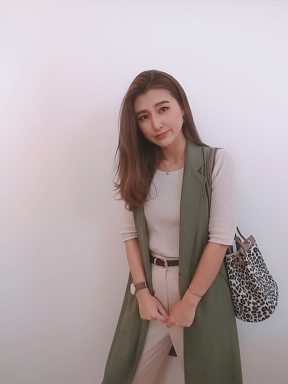 「オトナカジュアル、パンツスタイル、ベージュコーデ、低身長コーデ、部屋撮り、セットアップ、いいね、save、フォローお願いします🤑、コロナに負けない、お洒落さんとつながりたい、ootd」｜「pink adobeの巾着ショルダーバッグ（ショルダーバッグ、ベージュ系）」を使った、MANAMI☪さん（レディース・156cm）の春コーディネートの1枚目の写真