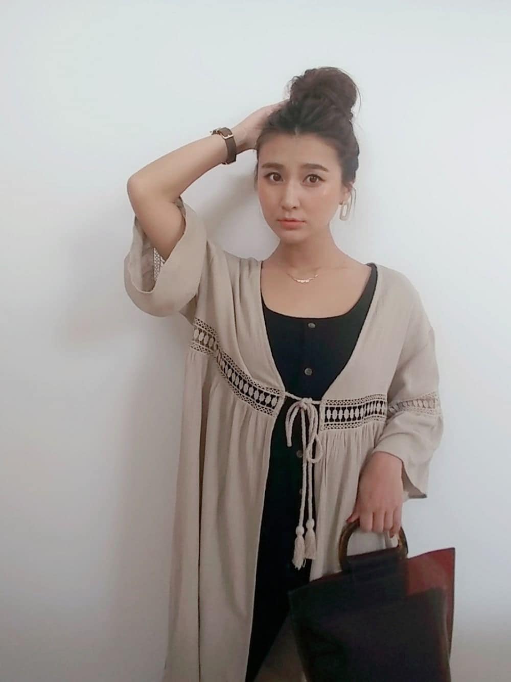 「ガウン、ロングガウン、お団子ヘアー、ママコーデ、大人カジュアル、楽チンコーデ、ootd、いいね、save、フォローお願いします🤑、おしゃれさんと繋がりたい、低身長コーデ」｜「Availのアイテム（その他アウター、ベージュ系）」を使った、MANAMI☪さん（レディース・156cm）の春コーディネートの1枚目の写真