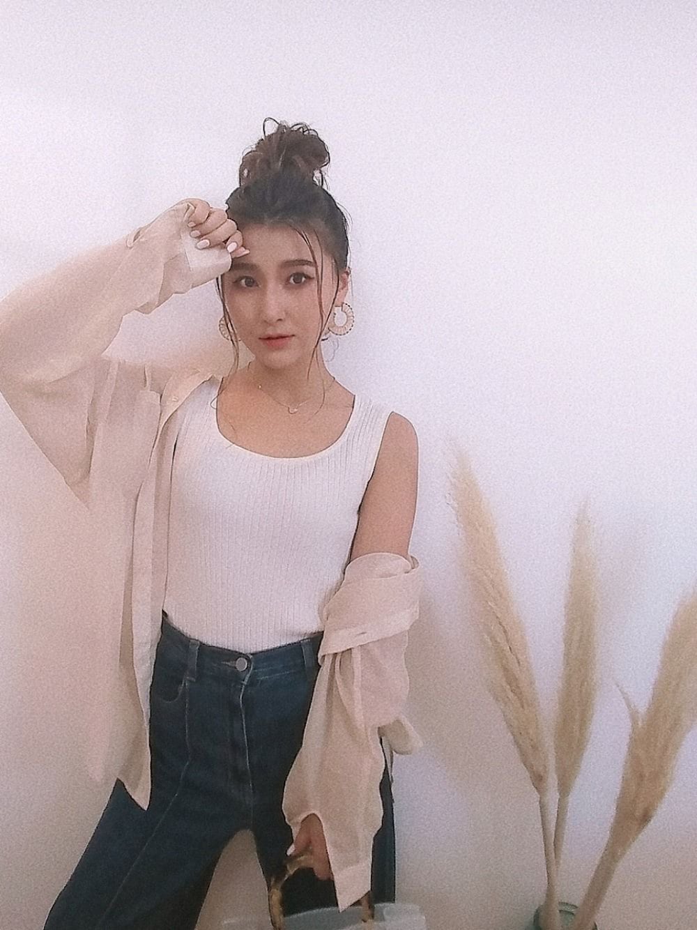 「お洒落さんとつながりたい、夏、低身長、おだんごヘアー、大人カジュアル、シアーシャツ、ootd、outfit、いいね、save、フォローお願いします🤑、ママコーデ」｜「Honeysの釦付タンク（タンクトップ、ホワイト系）」を使った、MANAMI☪さん（レディース・156cm）の夏コーディネートの1枚目の写真