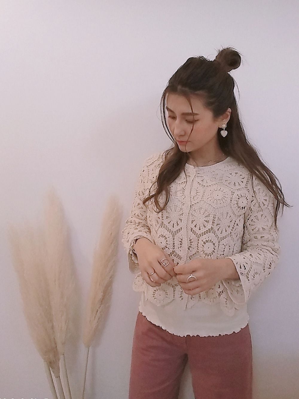 「春、ハーフアップお団子、パンツスタイル、おしゃれさんと繋がりたい、低身長コーデ、ootd、大人女子、ワイドパンツ、いいね、save、フォローお願いします🤑、淡色コーデ」｜「RETRO GIRLの2WAYクロシェカーデ（カーディガン/ボレロ、ホワイト系）」を使った、MANAMI☪さん（レディース・156cm）の春コーディネートの1枚目の写真