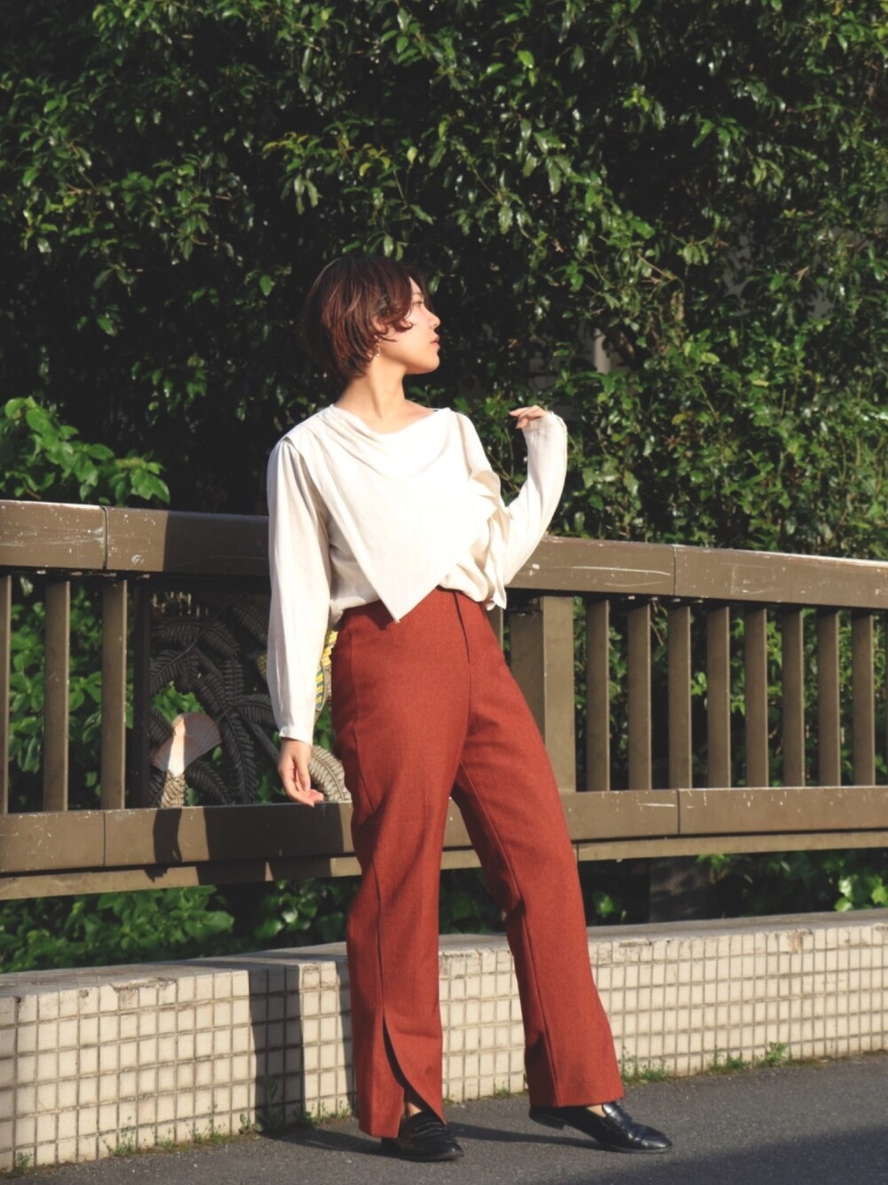「大人コーデ、ホワイトブラウス、白ブラウス、オレンジコーデ、オレンジ、スラックス、センタープレスパンツ、お洒落さんとつながりたい、ブラウス、相互フォロー」｜「KBFのスカーフブラウス（シャツ/ブラウス、ホワイト系）」を使った、pooomizukioooqさん（レディース・156cm）の春コーディネートの1枚目の写真