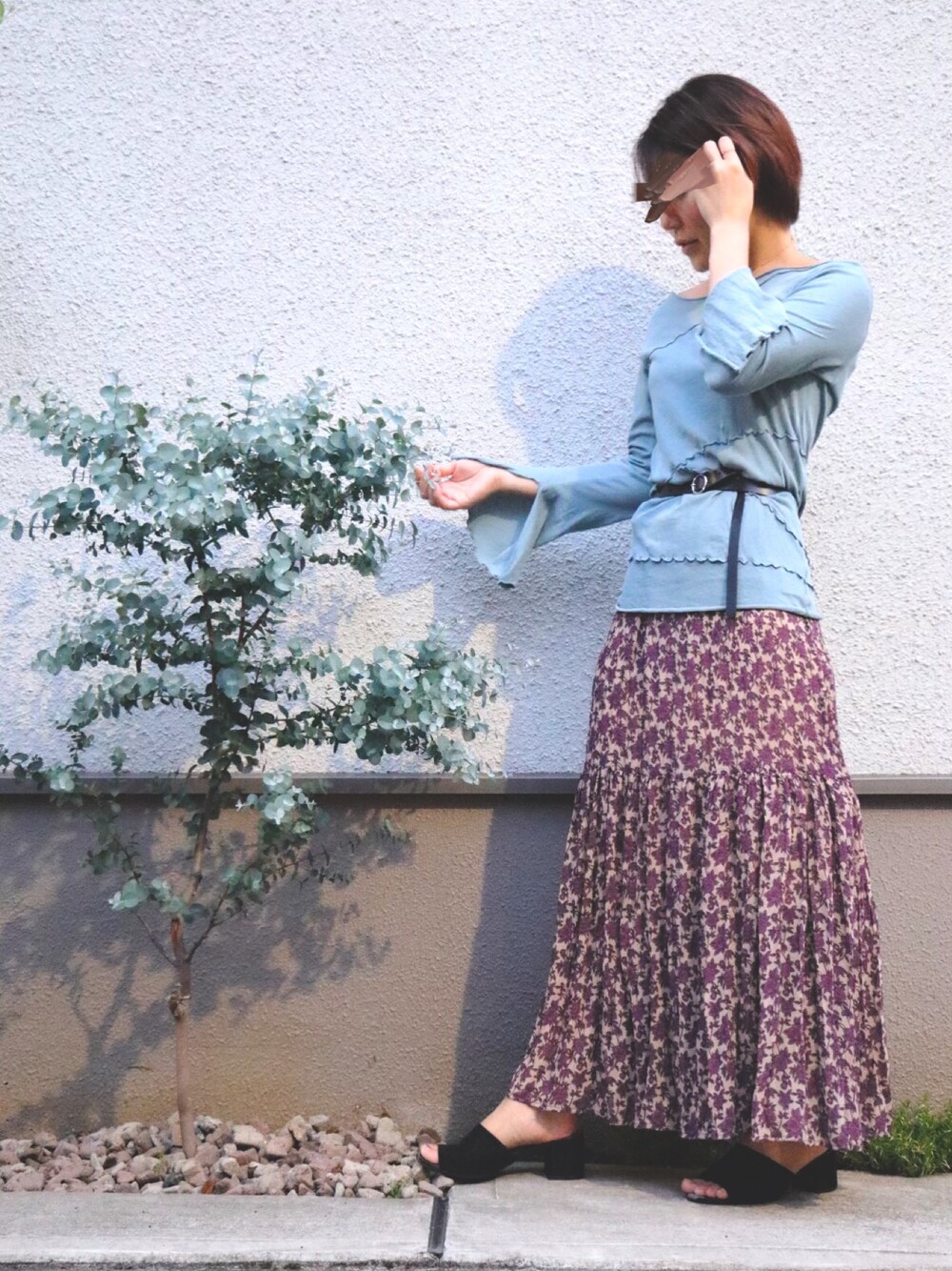 「大人カジュアル、今日のコーデ、花柄、シースルー、ブルー、低身長、ロングスカート、シアートップス」｜「Kastaneの花柄プリーツティアードスカート（スカート、パープル系）」を使った、pooomizukioooqさん（レディース・156cm）の春コーディネートの1枚目の写真