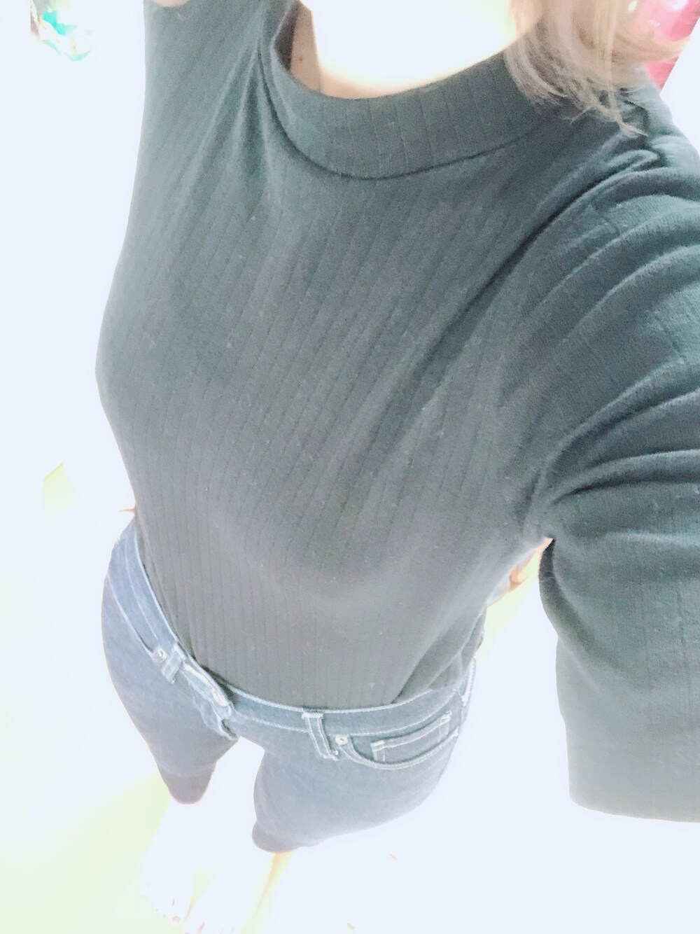 ブラック系のTシャツ/カットソー、ブルー系のデニムパンツ、ゴールド系のバレエシューズを着用したレディースの夏コーディネートの1枚目の写真