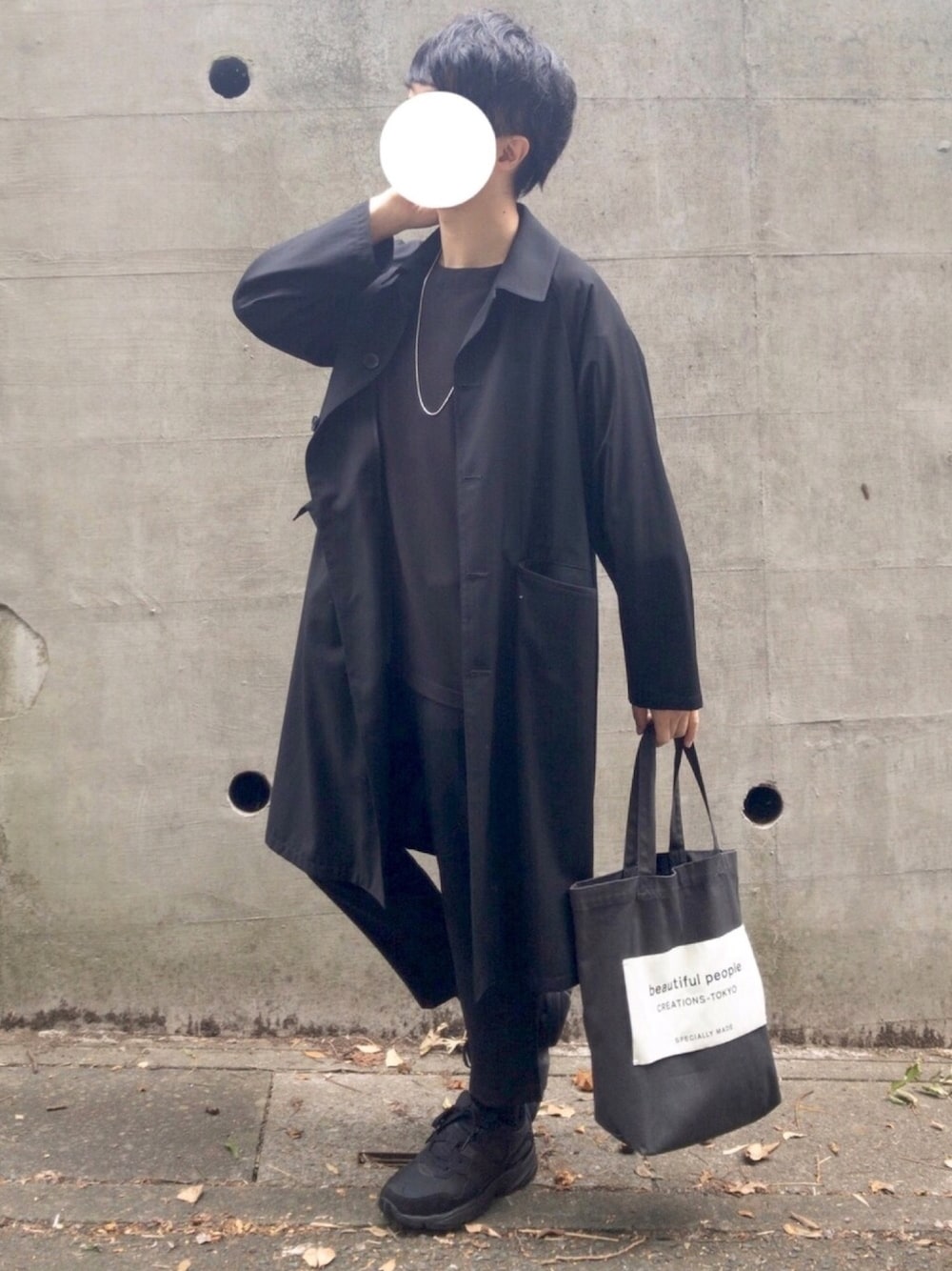 「黒、黒コーデ、全身黒、ステンカラーコート、アンクルパンツ、トートバッグ、ダッドスニーカー、GU、低身長」｜「HAREのTWライトビッグステンカラーコート(HARE)（ステンカラーコート、ブラック系）」を使った、Kさん（メンズ・168cm）の秋コーディネートの1枚目の写真