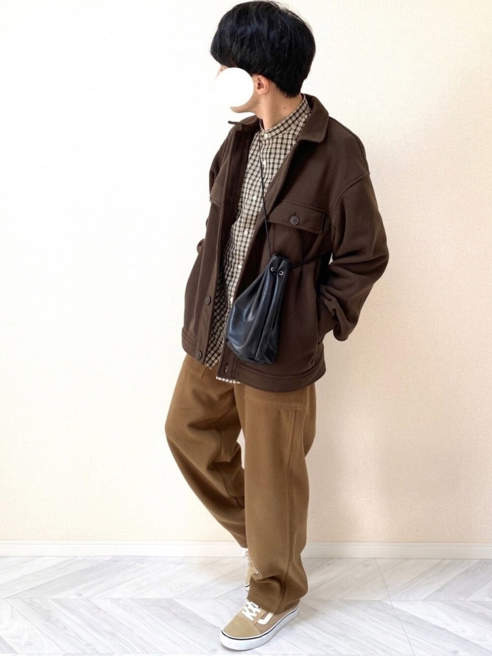 ブラウン系のその他アウター、ブラウン系のシャツ/ブラウス、ブラウン系のその他パンツを着用したメンズの冬コーディネートの1枚目の写真