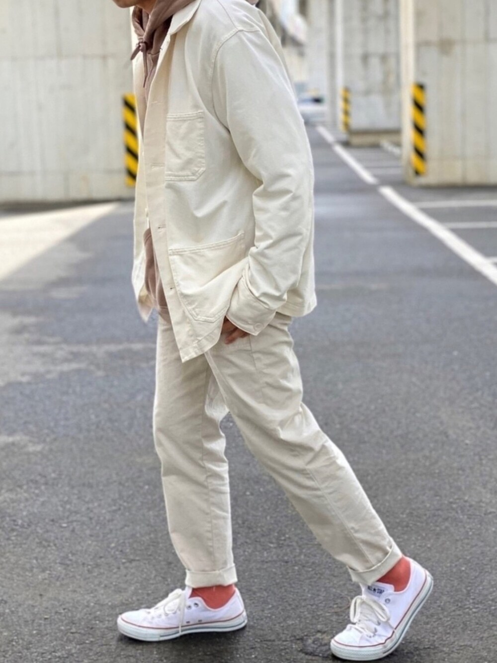 「春、パーカー、UNIQLO、ホワイトコーデ、白、白パンツ、オールスター、靴下、シンプル、低身長」｜「UNIQLOのウォッシュジャージーワークジャケット（ブルゾン、ホワイト系）」を使った、Kさん（メンズ・168cm）の春コーディネートの1枚目の写真