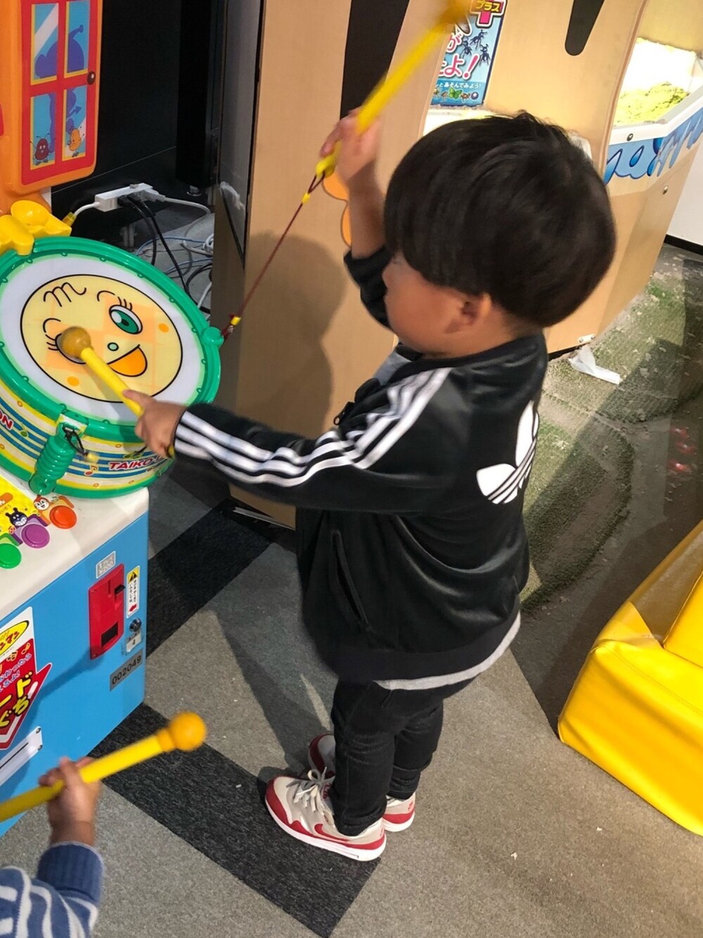 「秋のコーデ、男の子コーデ、お洒落さんとつながりたい、adidas、NIKE AIR MAX、キッズコーデ、3歳、ドラフトナイキ」｜「adidas Originalsのアイテム（ジャケット/アウター、ブラック系）」を使った、fuu__tooさん（キッズ・90cm）の秋コーディネートの1枚目の写真