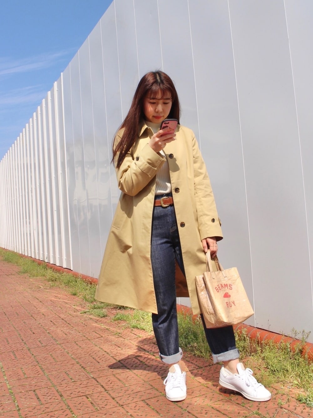 「春、カジュアル、大人カジュアル、白スニーカー、シンプルコーデ、シンプル、FUDGE、スニーカーコーデ、ベージュ、デニム」｜「無印良品のアイテム（ステンカラーコート、ベージュ系）」を使った、cocoさん（レディース・158cm）の春コーディネートの1枚目の写真