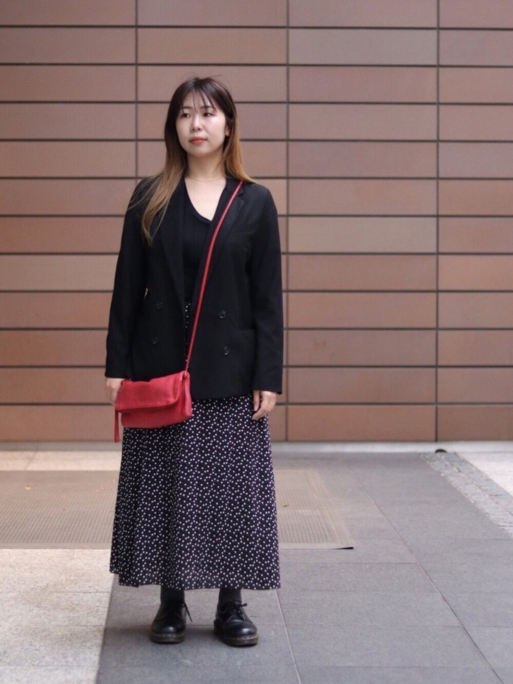 「これが私をアゲる服、大人カジュアル、スカート、カジュアルコーデ、きれいめカジュアル、ジャケット、オールブラック、プチプラコーデ、大人コーデ」｜「mysty womanのアイテム（テーラードジャケット、ブラック系）」を使った、cocoさん（レディース・158cm）の春コーディネートの1枚目の写真