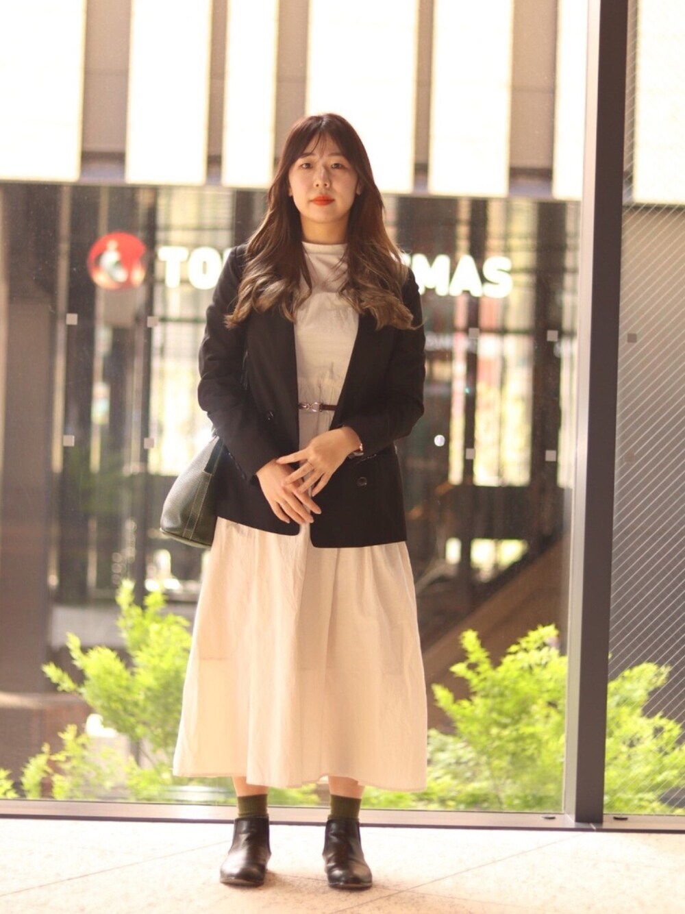 「シンプル、休日スタイル、おしゃれさんと繋がりたい、ワンピース、春コーデ」｜「mysty womanのアイテム（テーラードジャケット、ブラック系）」を使った、cocoさん（レディース・158cm）の夏コーディネートの1枚目の写真