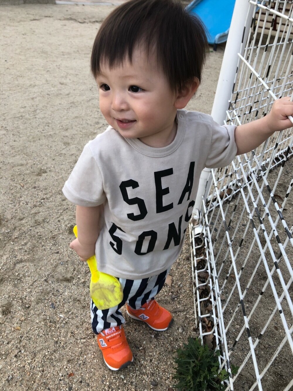 ベージュ系のTシャツ/カットソー、ブルー系のその他パンツ、オレンジ系のスニーカーを着用したキッズの夏コーディネートの1枚目の写真
