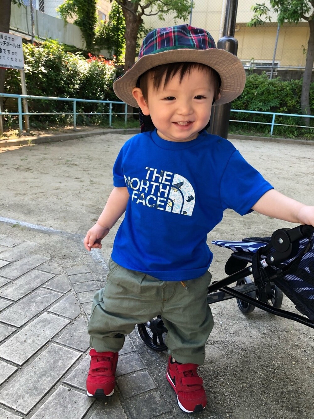 ブルー系のTシャツ/カットソー、グリーン系のその他パンツ、レッド系のスニーカーを着用したキッズの夏コーディネートの1枚目の写真