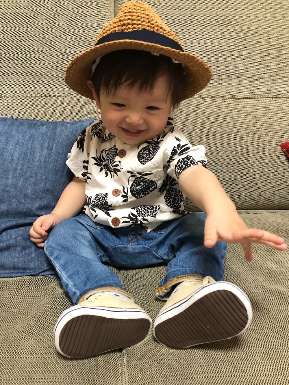 ホワイト系のシャツ/ブラウス、ブルー系のデニムパンツ、ホワイト系のスニーカーを着用したキッズの夏コーディネートの1枚目の写真