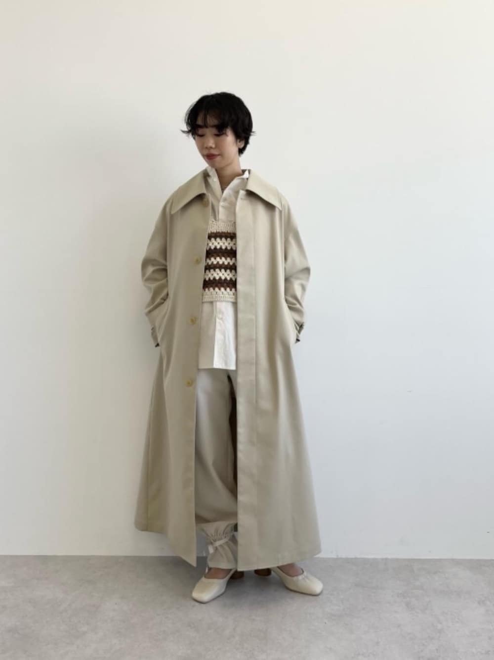 「トレンド、リラックス、シューズ、ビスチェ、シャツ/ブラウス、ニット/セーター、ぱんつ、あうたー」｜「CITENの＜CITEN（シテン）＞バンドカラー グランパ シャツ（シャツ/ブラウス、ホワイト系）」を使った、otsuka_rさん（レディース・155cm）の冬コーディネートの1枚目の写真