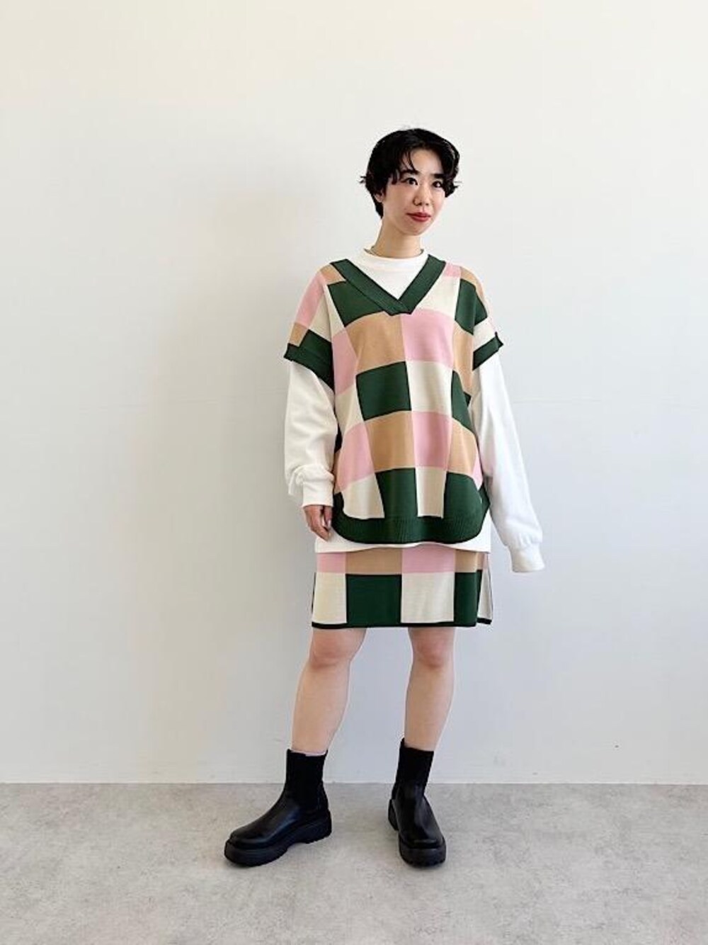 「トレンド、スカート、リラックス、シューズ、BIGサイズ、Tシャツ/カットソー、トラックソール、ニット/セーター」｜「CITENの＜CITEN（シテン）＞トラックソール サイドゴア ショートブーツ（ブーツ、ブラック系）」を使った、otsuka_rさん（レディース・155cm）の冬コーディネートの1枚目の写真