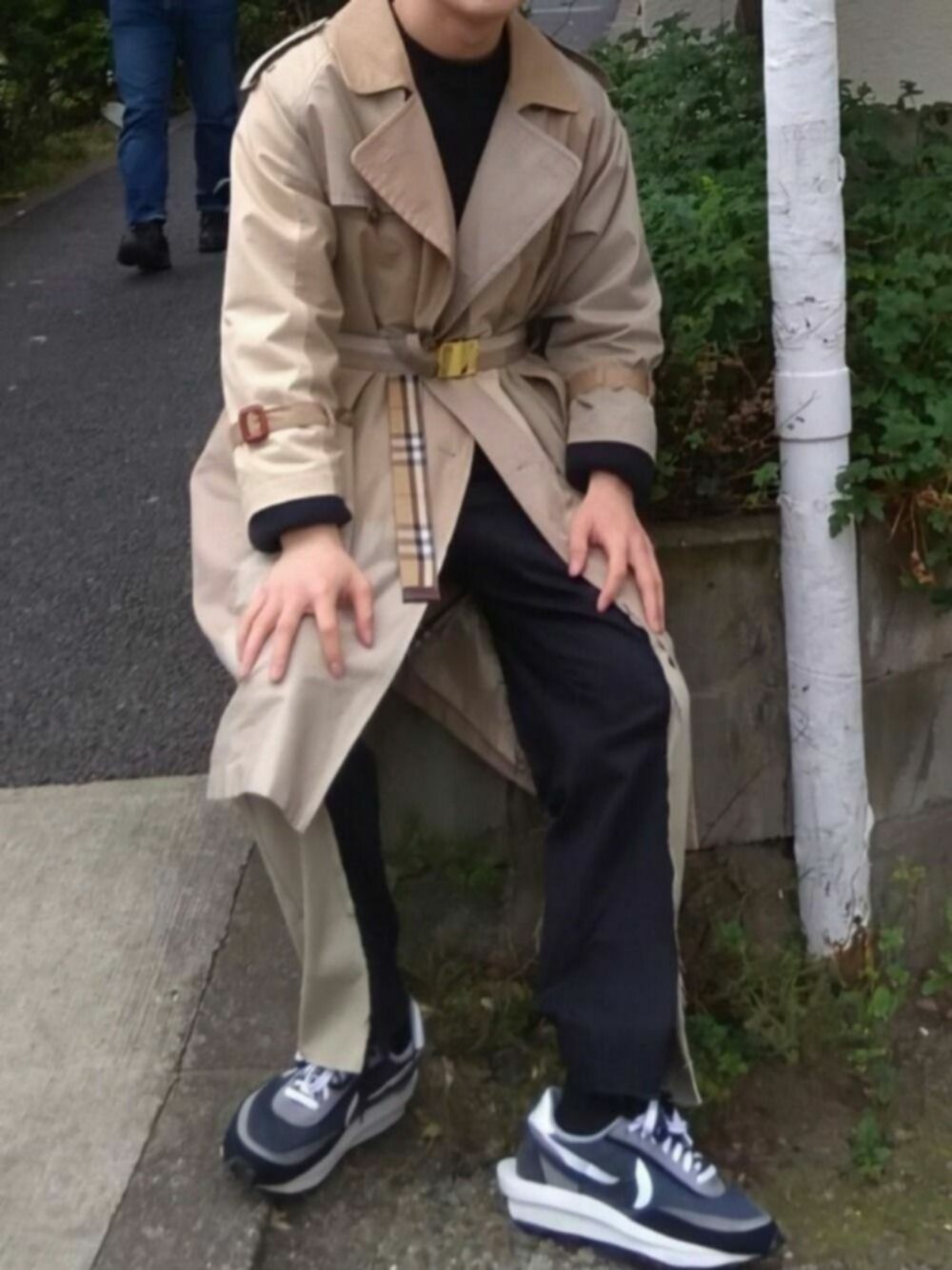 「リメイクパンツ、マルジェラ恵比寿、リメイク、リメイクコート、リメイクベルト、ドッキング、ベージュ、秋コーデ、burberry」｜「Sacaiのアイテム（スウェット、ブラック系）」を使った、TTR's closetさん（メンズ・175cm）の春コーディネートの1枚目の写真