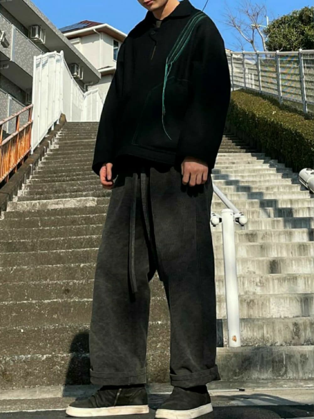 「ootd」｜「amachi.のアイテム（パンツ、グレー系）」を使った、TTR's closetさん（メンズ・175cm）の冬コーディネートの1枚目の写真