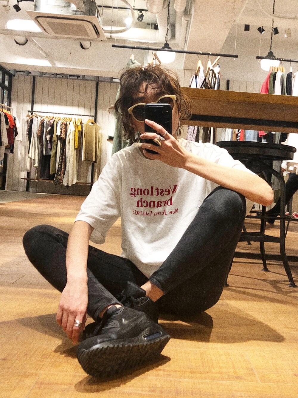 「カジュアルコーデ、Ungrid、ラクチンコーデ」｜「UngridのロゴショートTee（Tシャツ/カットソー、ホワイト系）」を使った、知久友里恵さん（レディース・164cm）の春コーディネートの1枚目の写真