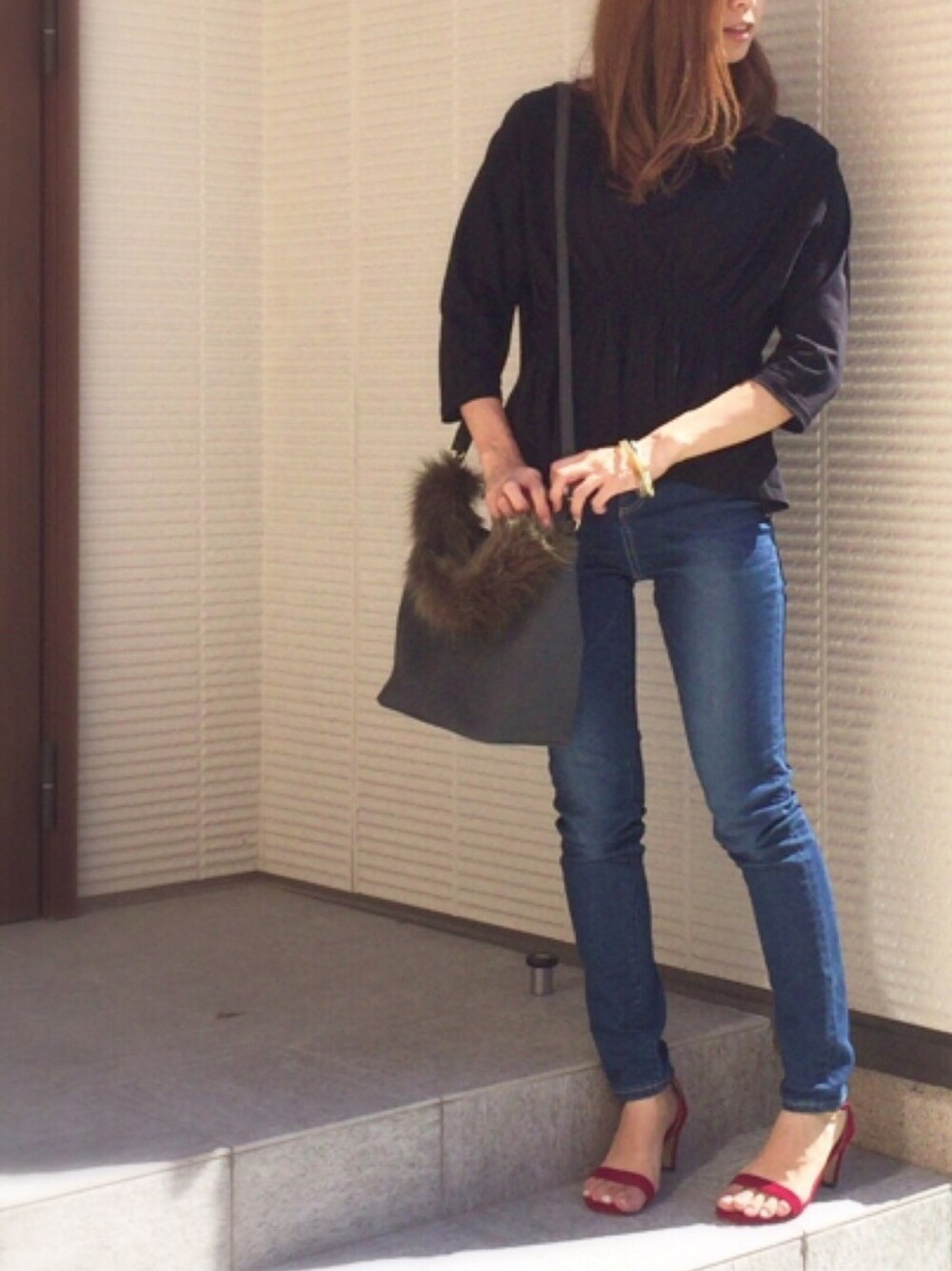 ブラック系のTシャツ/カットソー、ブルー系のデニムパンツ、ブラック系のトートバッグを着用したレディースの秋コーディネートの1枚目の写真