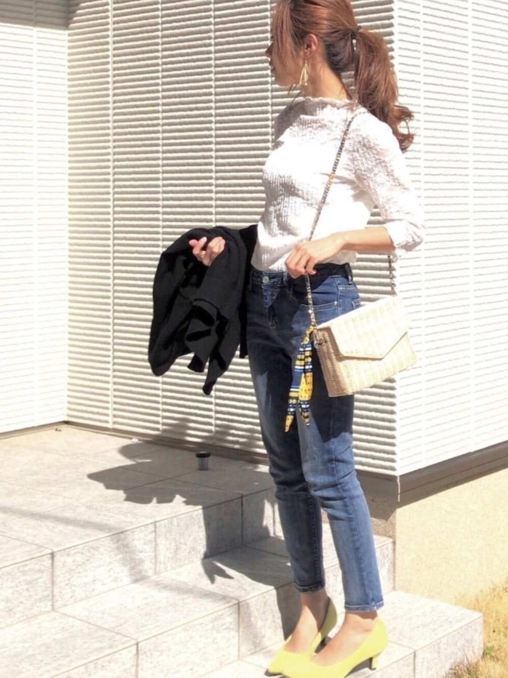 「春コーデ、プチプラ、レーストップス、シンプルコーデ、スキニーデニム、GU、ovovo、黄色パンプス、白フェス」｜「GUのアイテム（Tシャツ/カットソー、ホワイト系）」を使った、＊chii＊さん（レディース・156cm）の春コーディネートの1枚目の写真