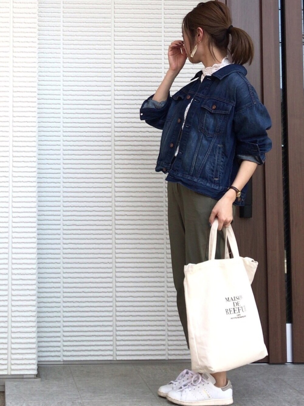ホワイト系のTシャツ/カットソー、ブルー系のデニムジャケット、グリーン系のその他パンツを着用したレディースの春コーディネートの1枚目の写真