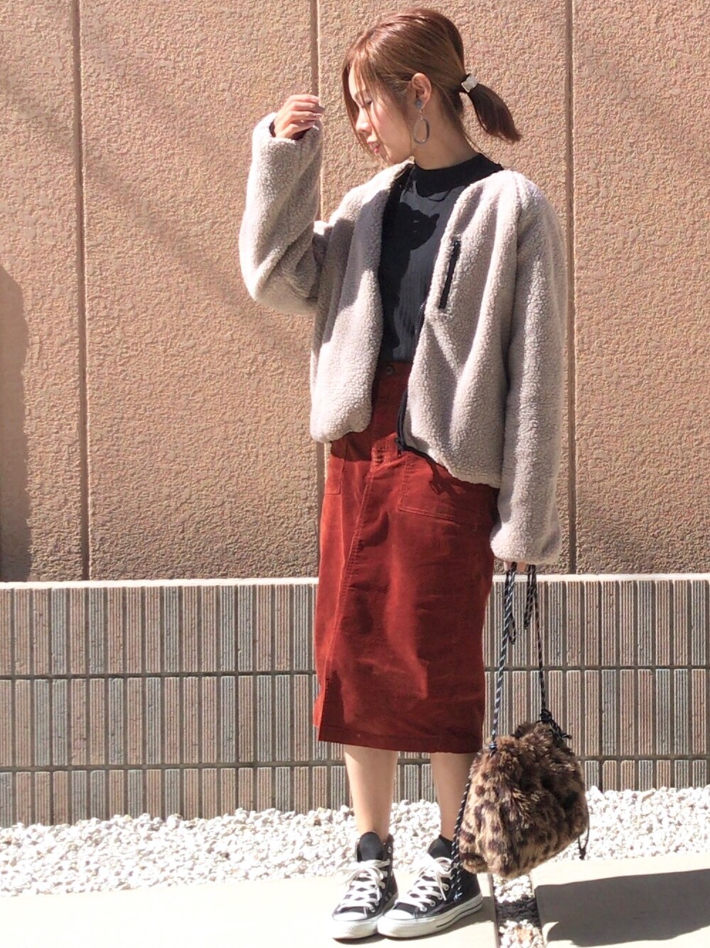 ベージュ系のブルゾン、レッド系のスカート、ブラック系のTシャツ/カットソーを着用したレディースの秋コーディネートの1枚目の写真