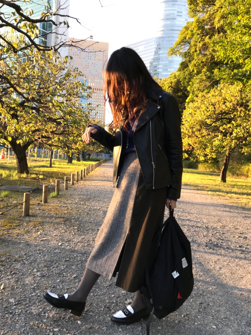 「wearhalloween2017、さむい、秋のコーデ、UNIQLO、ライダース、浜離宮」｜「UNIQLOのアイテム（ライダースジャケット、ブラック系）」を使った、きえこさん（レディース・154cm）の秋コーディネートの1枚目の写真