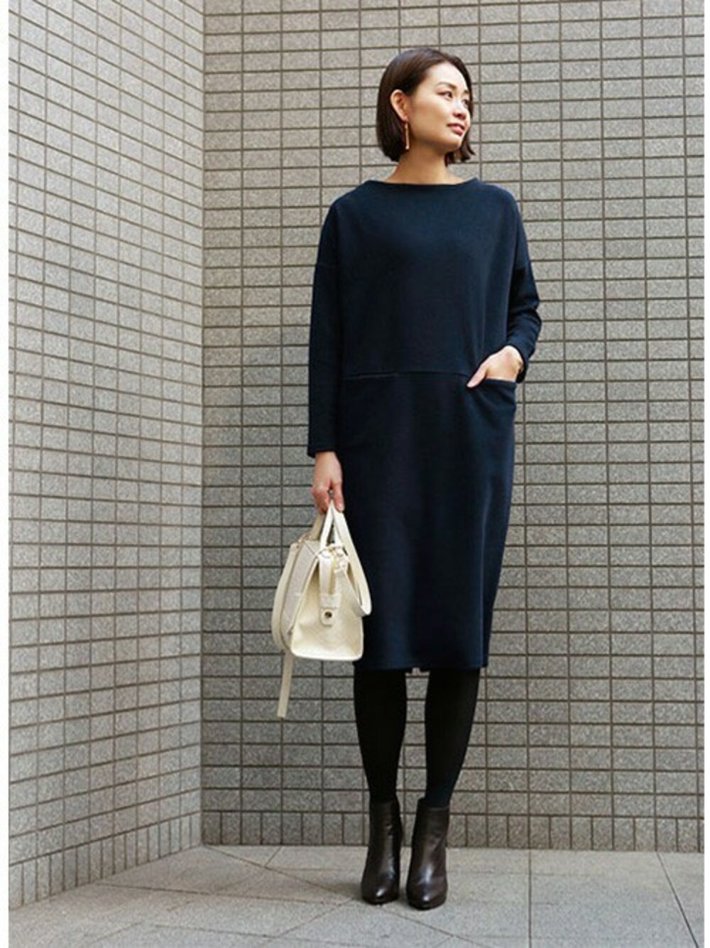 「カットソー、ワンピース、シンプル、キレイめ、ボトルネック、春コーデ、春ワンピース、コクーンワンピ、styledeli、スタイルデリ」｜「STYLE DELIのボトルネックのフロントポケットワンピース（ワンピース、ブルー系）」を使った、STYELEDELIさん（レディース・167cm）の冬コーディネートの1枚目の写真