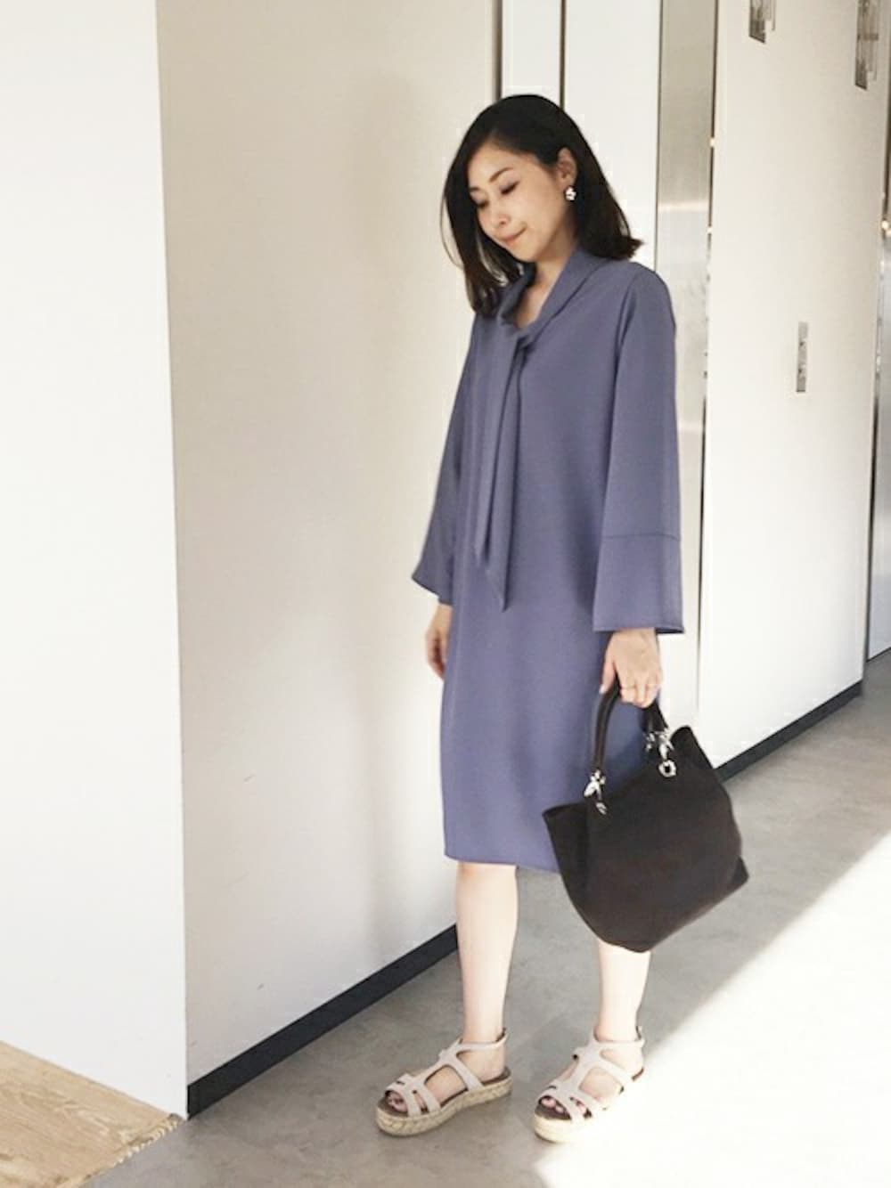 「ワンピース、きれいめスタイル、きれいめコーディネート、きれいめカジュアル、お呼ばれスタイル、ラクチンコーデ、授業参観、オトナカジュアル、styledeli、オトナ女子」｜「STYLE DELIの洗える◆ビックボウタイワンピース（ワンピース、ブルー系）」を使った、STYELEDELIさん（レディース・158cm）の夏コーディネートの1枚目の写真