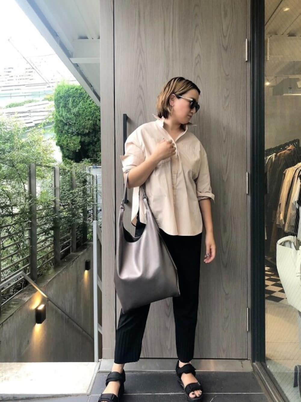 「ベージュ、ビックシルエット、シンプルコーデ、シャツスタイル」｜「STYLE DELIのハリのあるメモリー質感シャツ（シャツ/ブラウス、ベージュ系）」を使った、STYELEDELIさん（レディース・163cm）の夏コーディネートの1枚目の写真