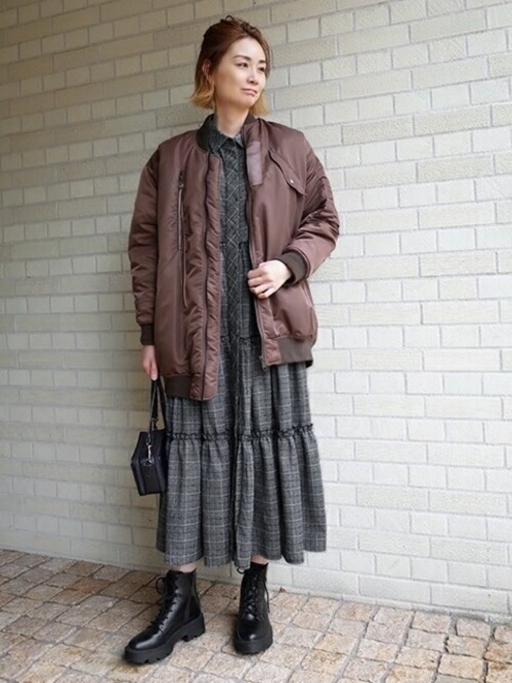 「チェック、ジャケット、アウター、ワンピース、MA-1、ティアードワンピース」｜「STYLE DELIの【LUXE】ステッチチェック柄ティアードワンピース（ワンピース、ブラック系）」を使った、STYELEDELIさん（レディース・167cm）の秋コーディネートの1枚目の写真