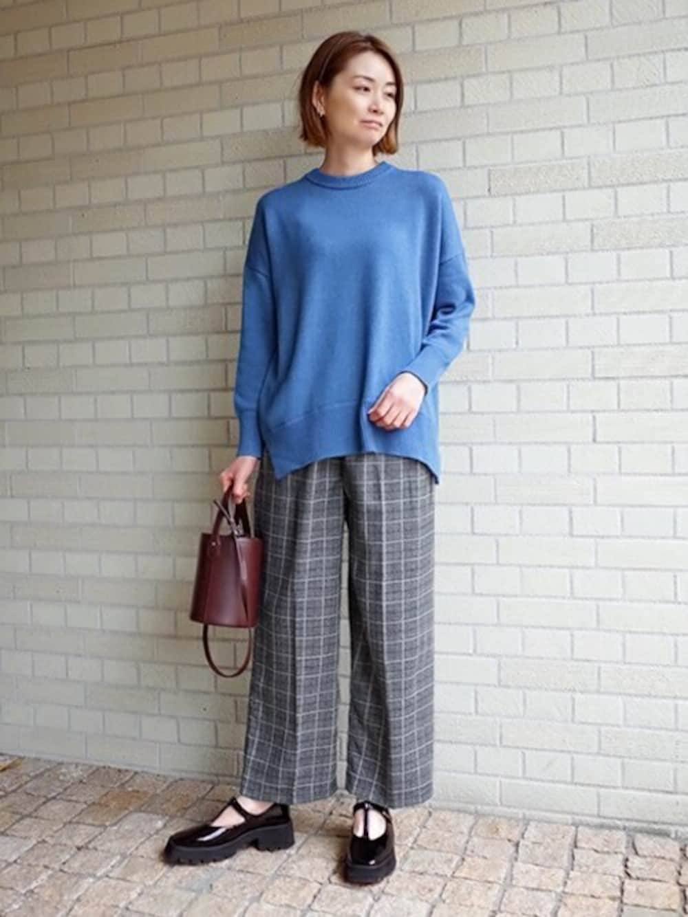 「チェック、ニット、ブルー、チェックパンツ、パンツスタイル、ざっくりニット、パンツコーデ、ブルーニット」｜「STYLE DELIのミドルゲージクルーネックニット（ニット/セーター、ブルー系）」を使った、STYELEDELIさん（レディース・167cm）の秋コーディネートの1枚目の写真