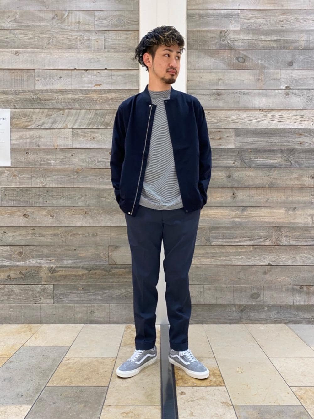 ブルー系のその他パンツ、その他のTシャツ/カットソー、ブルー系のブルゾンを着用したメンズの秋コーディネートの1枚目の写真