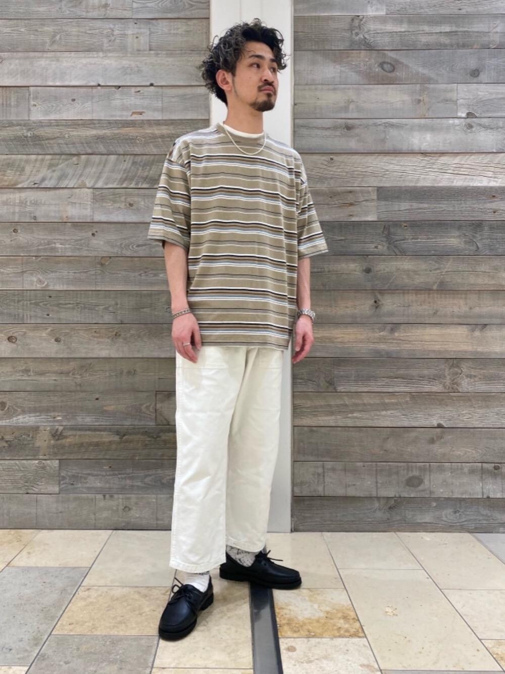ブラック系のモカシン/デッキシューズ、ホワイト系のその他パンツ、ベージュ系のTシャツ/カットソーを着用したメンズの夏コーディネートの1枚目の写真