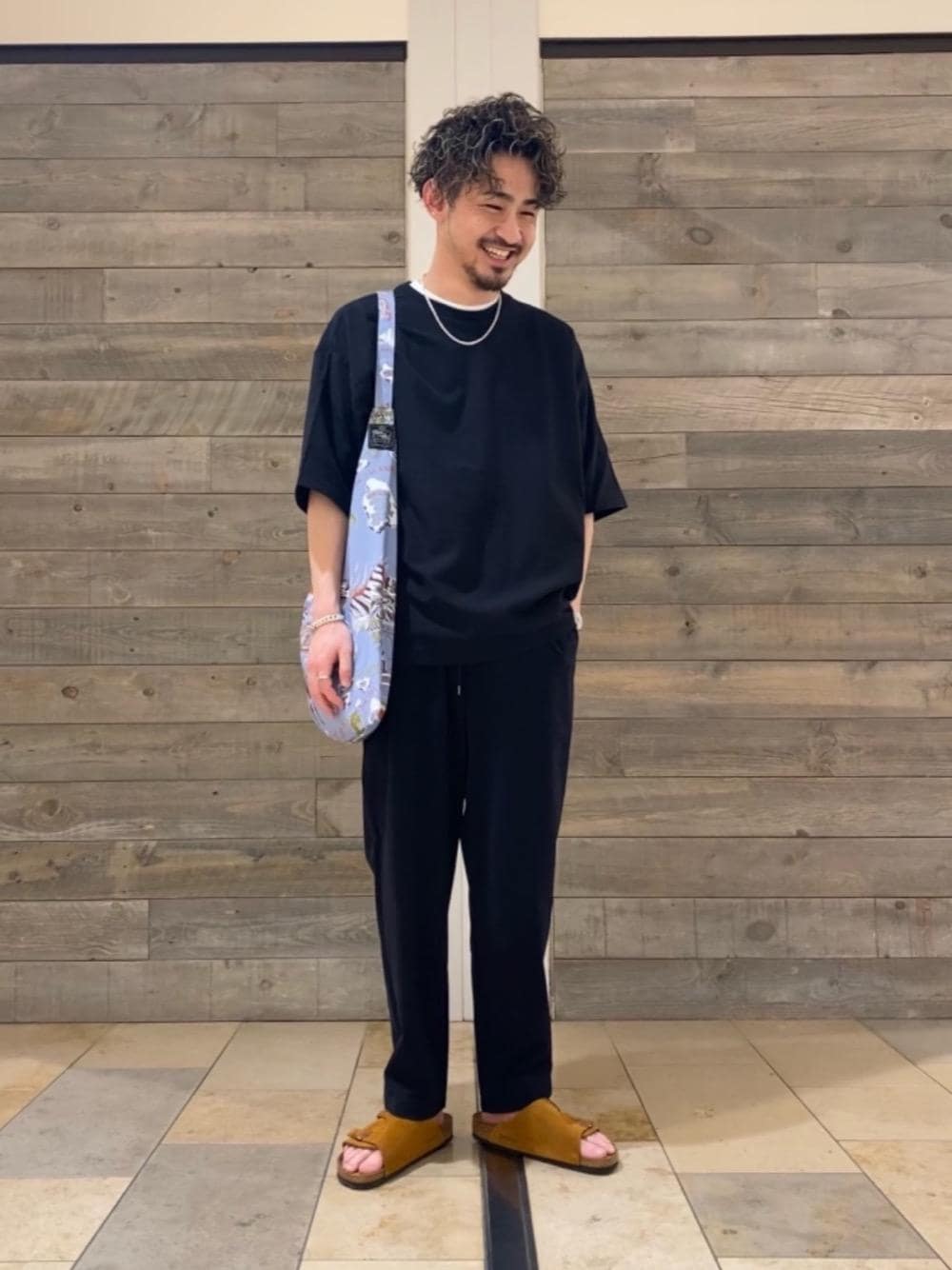 ブラック系のその他パンツ、ブラウン系のサンダル、ブラック系のTシャツ/カットソーを着用したメンズの夏コーディネートの1枚目の写真