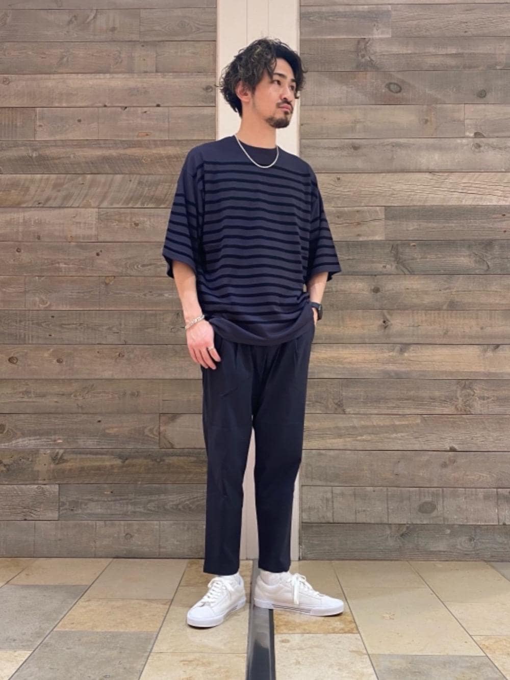 ホワイト系のスニーカー、ブルー系のその他パンツ、ブルー系のニット/セーターを着用したメンズの夏コーディネートの1枚目の写真