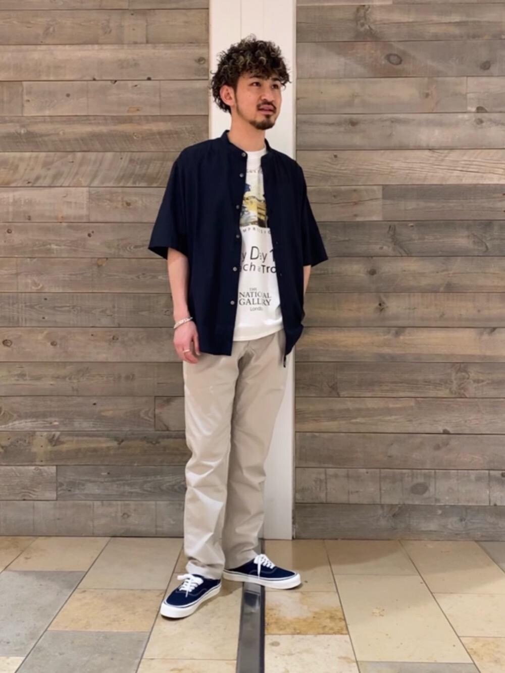 ブルー系のシャツ/ブラウス、ホワイト系のTシャツ/カットソー、グレー系のその他パンツを着用したメンズの夏コーディネートの1枚目の写真