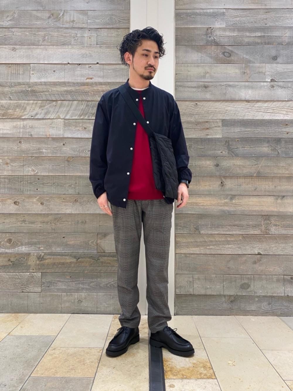 ブラック系のブルゾン、グレー系のその他パンツ、レッド系のニット/セーターを着用したメンズの秋コーディネートの1枚目の写真